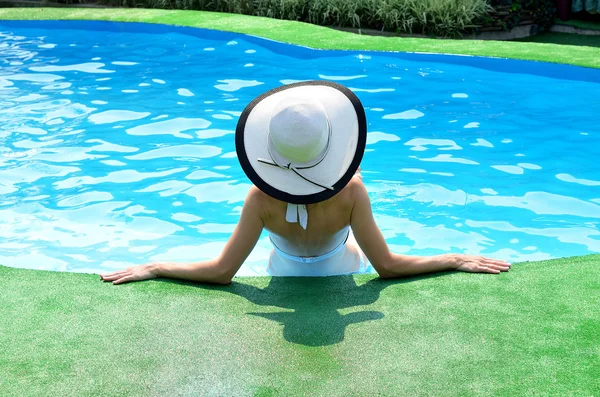 Hermosa mujer tomando el sol en la piscina. Fondo de verano . — Foto de Stock