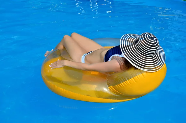 Joven glamour con anillo de goma en la piscina . — Foto de Stock