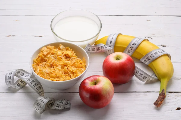 Sports Nutrition: cornflakes with milk and fruit.