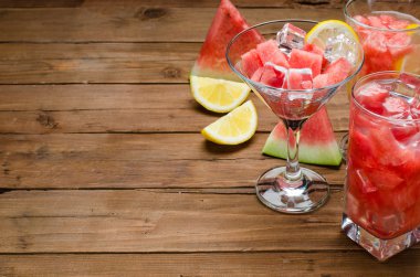 Bir bardak martini ve kokteyl limon ile karpuz tatlı