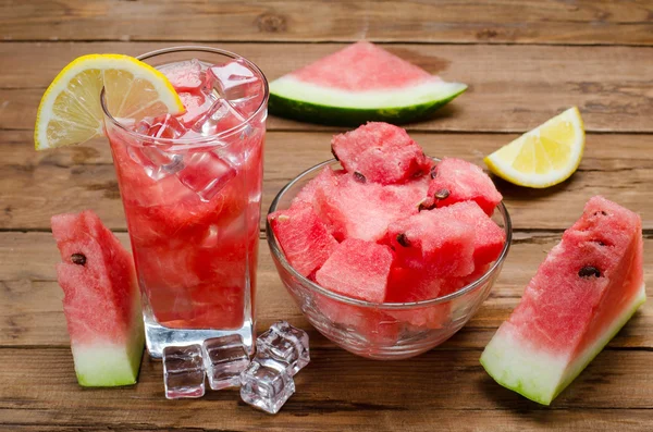 Skivor av färsk vattenmelon i en skål och berry cocktail på en w — Stockfoto