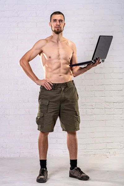 Man Naked Torso Holds Laptop Remote Training Trainer — Stock Photo, Image