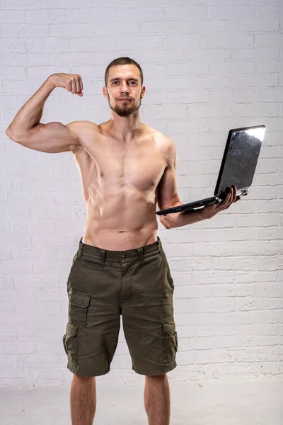 Muž Nahým Trupem Drží Notebook Předvádí Biceps Vzdálený Trénink Trenér — Stock fotografie