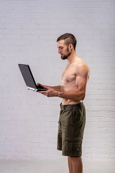 Man Naked Torso Holds Laptop Remote Training Trainer — Stock Photo, Image