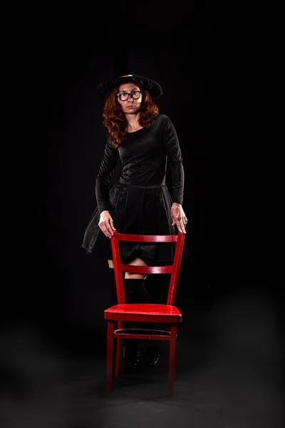 Siyah Elbiseli Cadı Şapkalı Genç Bir Kadın Siyah Arka Planda — Stok fotoğraf