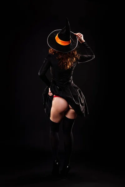 Mujer Joven Con Vestido Negro Sombrero Bruja Levanta Vestido Sobre — Foto de Stock