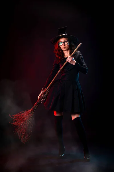 Siyah Elbiseli Cadı Şapkalı Elinde Süpürgeyle Siyah Arka Planda Poz — Stok fotoğraf