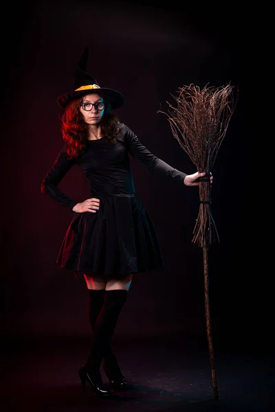 Siyah Elbiseli Cadı Şapkalı Elinde Süpürgeyle Siyah Arka Planda Poz — Stok fotoğraf