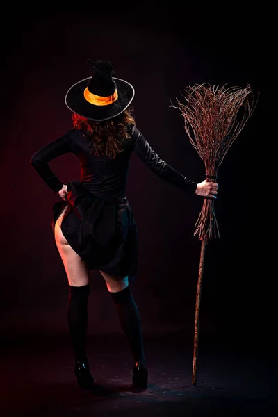 Siyah Elbiseli Genç Bir Kadın Cadı Şapkası Elinde Süpürge Sopasıyla — Stok fotoğraf