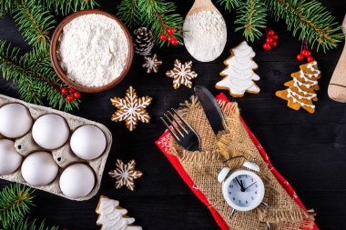 Noel masası: zencefilli ekmek ve hazırlıkları için malzemeler. Noel masası manzaralı bir çatal ve kaşık. Yılbaşı gecesi.