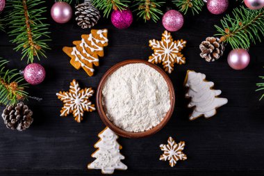 Noel kurabiyeleri manzaralı. Yeni yılın ev yapımı kekleri..