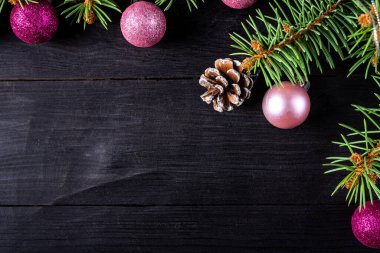 Bedava fotokopi alanı olan bir Noel. Tahta bir arka planda bir Noel ağacının dalları.