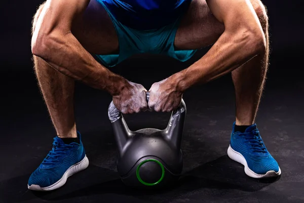 Sportmann Der Hand Einer Wasserstoffglocke Aus Nächster Nähe Fitness Kettlebell — Stockfoto