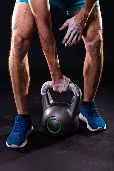 一个拿着水壶的运动员 健身水壶铃铛 — 图库照片