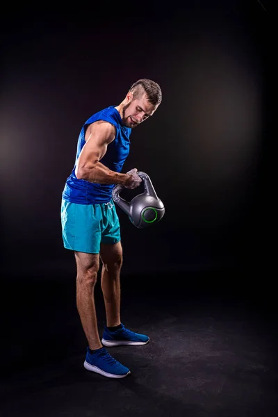 Hombre Con Una Camiseta Azul Pantalones Cortos Está Balanceando Sus — Foto de Stock