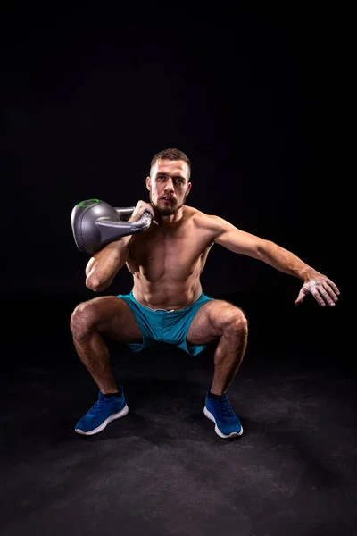 Deportista Pone Cuclillas Con Kettlebell Sobre Fondo Negro Kettlebell Fitness — Foto de Stock