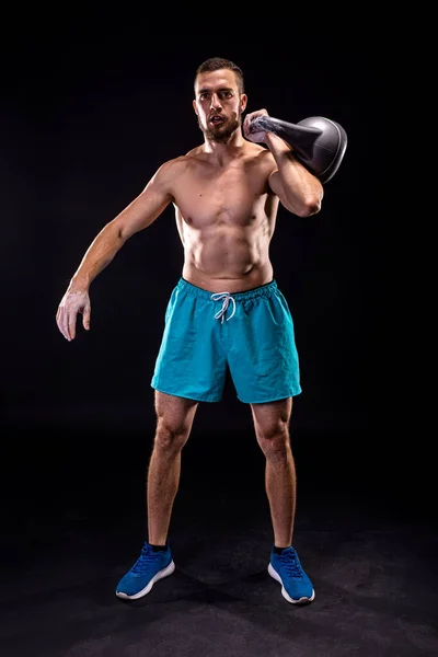 Sportovní Muž Dělá Posilovací Trénink Kettlebell Černém Pozadí Crossfit Fitness — Stock fotografie