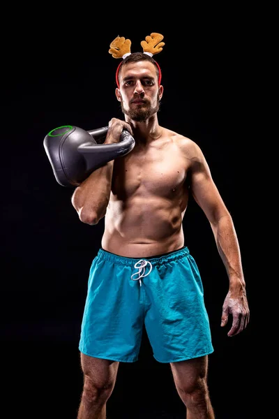 鹿角上的运动员带着水壶训练 健康与水壶铃铛 — 图库照片