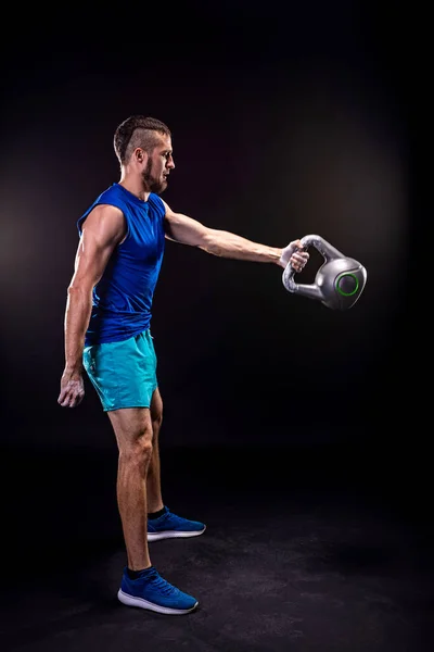 Sportler Beim Training Mit Der Kettlebell Auf Schwarzem Hintergrund Fitness — Stockfoto
