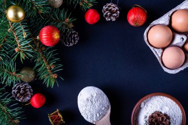 Noel masası: ev yapımı pişirme için yumurta ve un. Yeni Yıl afişi.