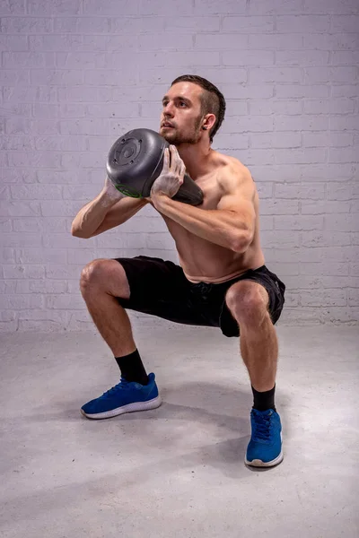 Fitness Con Kettlebell Hombre Entrena Con Kettlebell Sobre Fondo Gris — Foto de Stock