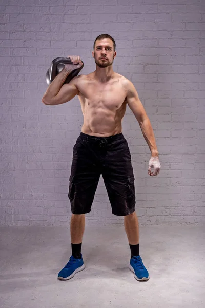 Fitness Kettlebell Man Trains Kettlebell Gray Background Active Lifestyle Sports — Stock Photo, Image