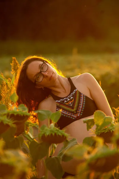 Jeune Femme Posant Parmi Les Tournesols Champ Tournesols Campagne — Photo