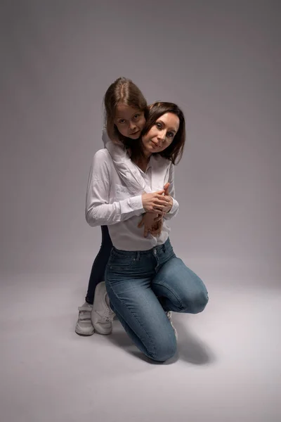 Mamá Hija Jeans Camisas Blancas Sobre Fondo Gris Día Las — Foto de Stock