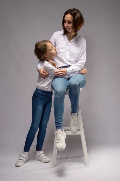 Mamá Hija Jeans Camisas Blancas Sobre Fondo Gris Día Las — Foto de Stock