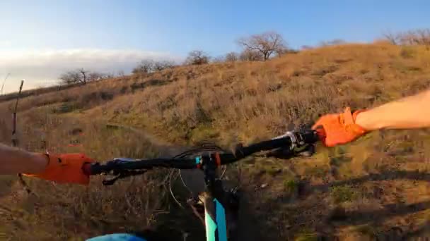 Cyklista Jede Technické Stezce Podél Řeky Západu Slunce Zobrazení První — Stock video