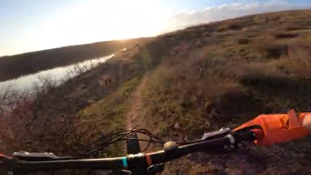 Cyklisten Rider Vanskelig Stenet Sti Langs Floden Ind Solnedgangen Førstepersonsvisning – Stock-video