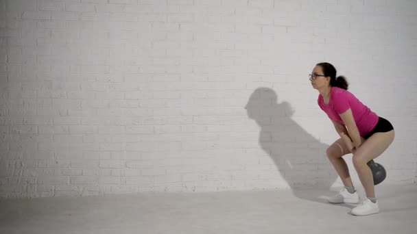 年轻美丽的女人在做水壶摇铃 健康的概念 运动锻炼 — 图库视频影像