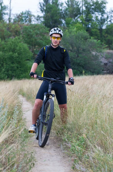 Fiatal kerékpáros egy mountain bike — Stock Fotó
