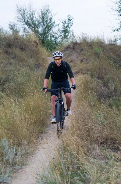 Молодой велосипедист на горном велосипеде — стоковое фото