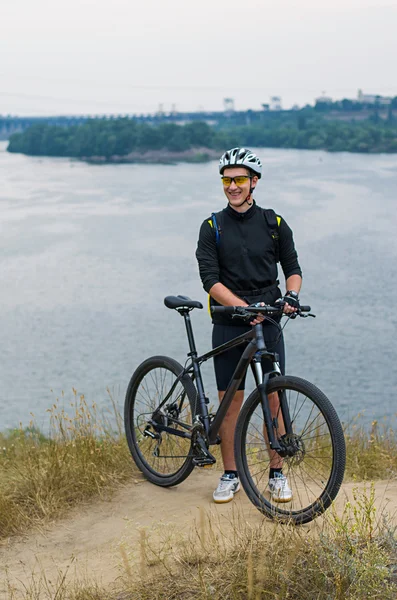 一辆山地自行车的年轻自行车骑手 — 图库照片