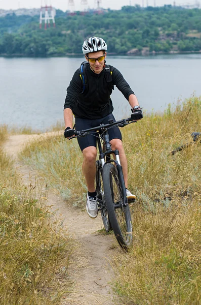 Joven ciclista en bicicleta de montaña — Foto de Stock