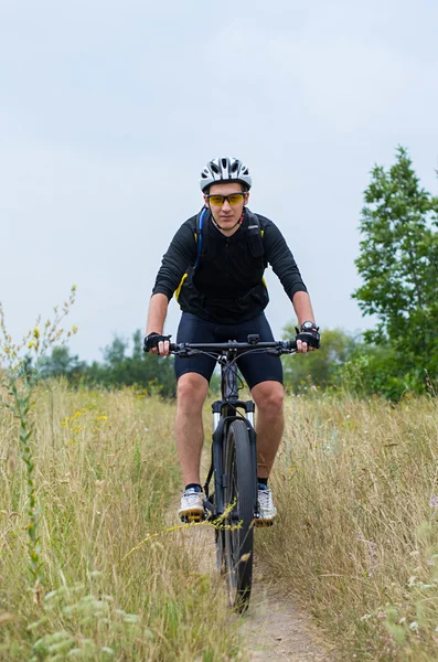 Młody rowerzysta na rower górski — Zdjęcie stockowe