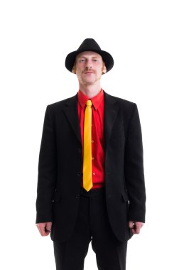 erkek takım elbise ve beyaz şapka