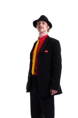 erkek takım elbise ve beyaz şapka