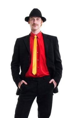 erkek takım elbise ve beyaz şapka