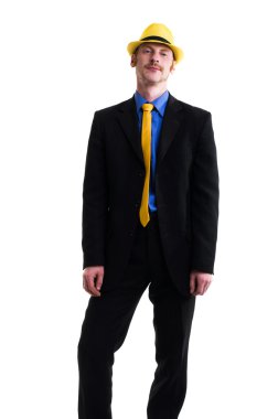 Beyaz elbiseli genç adam