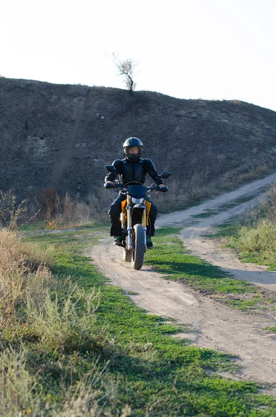 Pengendara pada sepeda olahraga untuk Enduro pada jalur motorcross — Stok Foto