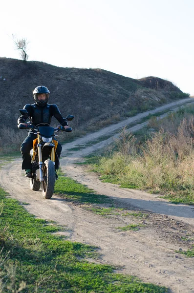 Ryttare på sport cykel för enduro på motocross spår — Stockfoto