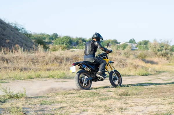 Rider op sport fiets voor enduro motocross bijhouden — Stockfoto