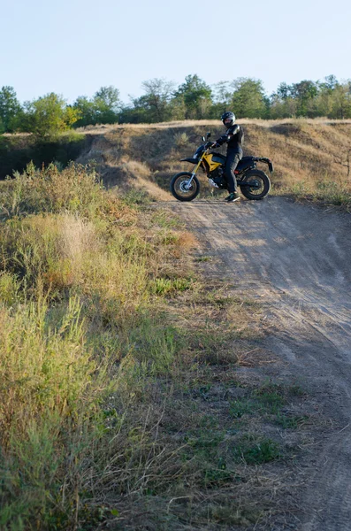 Ryttare på sport cykel för enduro på motocross spår — Stockfoto