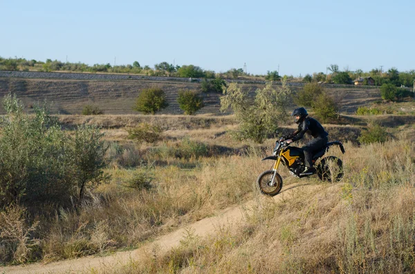 Jezdec na sport na kole pro enduro na motokrosové tratě — Stock fotografie