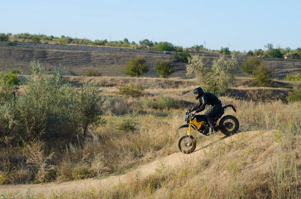 Rider op sport fiets voor enduro motocross bijhouden — Stockfoto