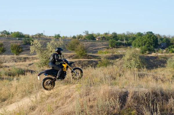 Rider op sport fiets voor enduro motocross bijhouden — Stockfoto