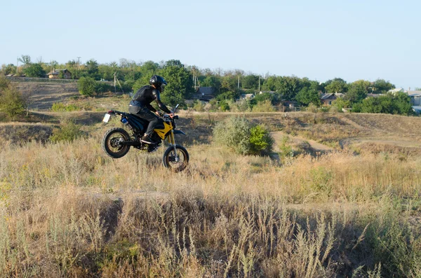 Cavaleiro em bicicleta esportiva para enduro em pista de motocross — Fotografia de Stock