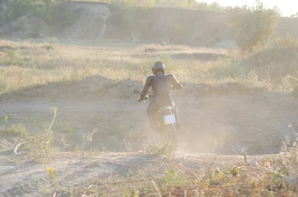 Cavalier sur vélo de sport pour enduro sur piste de motocross — Photo